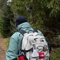 Kundbild — clipset på ryggsäcksremmen på vandring